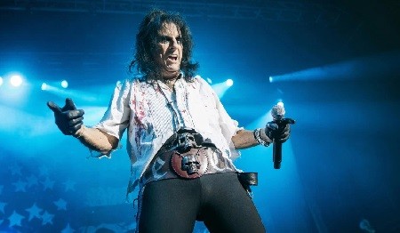 A picture of Alice Cooper.